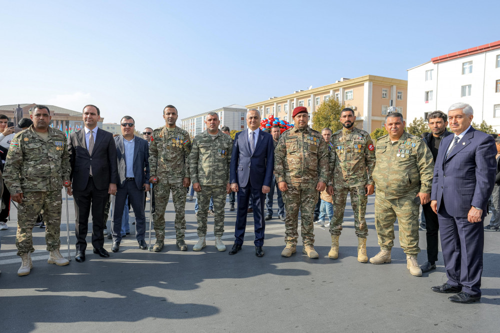 Səlahiyyətli nümayəndə hərbi paradı izləyib, istedadlı uşaqların rəsm sərgisi ilə tanış olub<font color=red> - FOTOLAR</font>