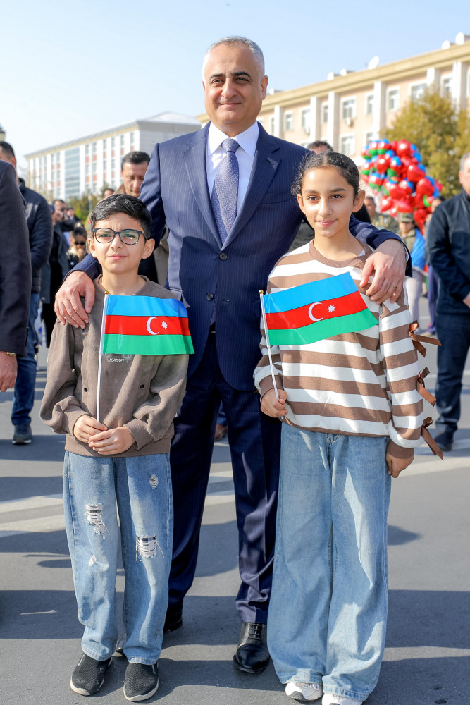 Səlahiyyətli nümayəndə hərbi paradı izləyib, istedadlı uşaqların rəsm sərgisi ilə tanış olub<font color=red> - FOTOLAR</font>