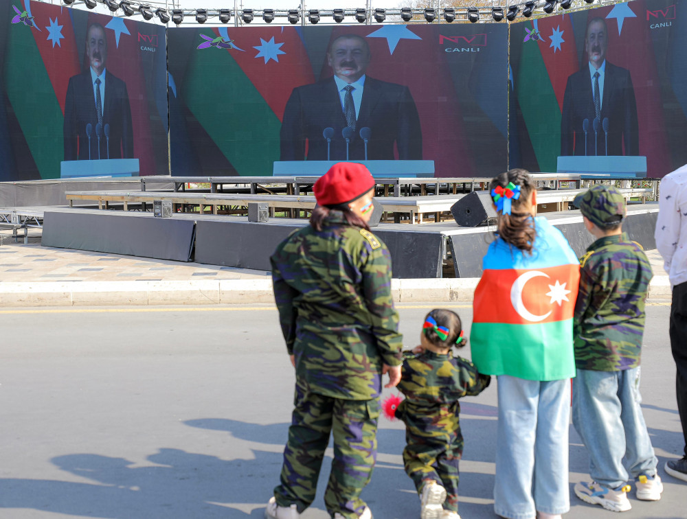 Səlahiyyətli nümayəndə hərbi paradı izləyib, istedadlı uşaqların rəsm sərgisi ilə tanış olub<font color=red> - FOTOLAR</font>