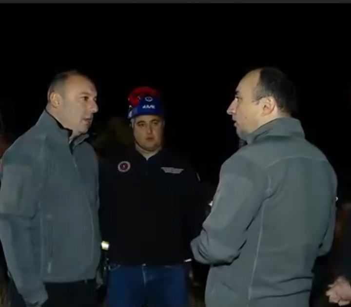 Gürcüstanın daxili işlər naziri təyyarə qəzası baş verən əraziyə gedib<font color=red> - FOTOLAR</font>