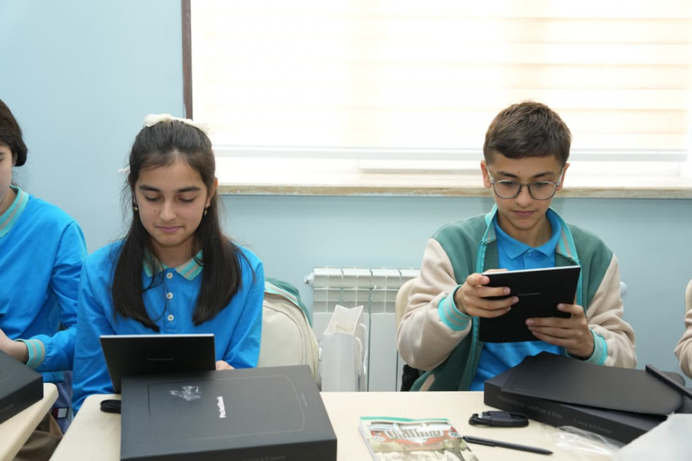 Naxçıvan Dövlət Universitetinin Beynəlxalq Kembric Məktəbinin müəllim və şagirdlərinə planşetlər təqdim olunub<font color=red> - FOTOLAR</font>