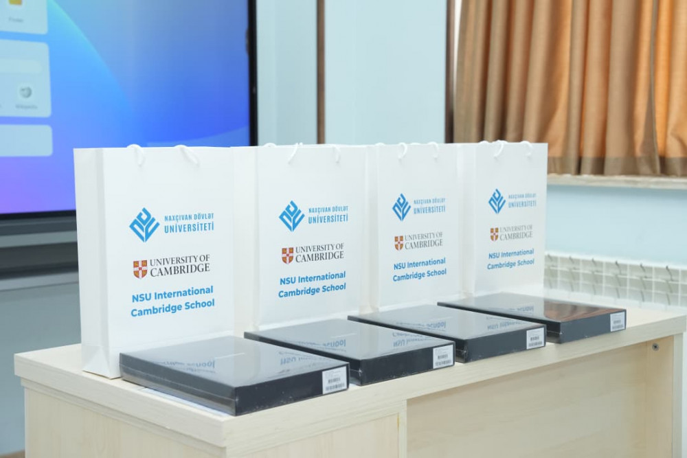 Naxçıvan Dövlət Universitetinin Beynəlxalq Kembric Məktəbinin müəllim və şagirdlərinə planşetlər təqdim olunub<font color=red> - FOTOLAR</font>