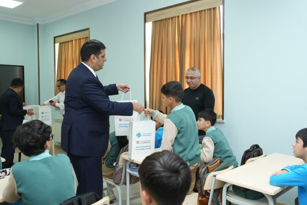 Naxçıvan Dövlət Universitetinin Beynəlxalq Kembric Məktəbinin müəllim və şagirdlərinə planşetlər təqdim olunub<font color=red> - FOTOLAR</font>