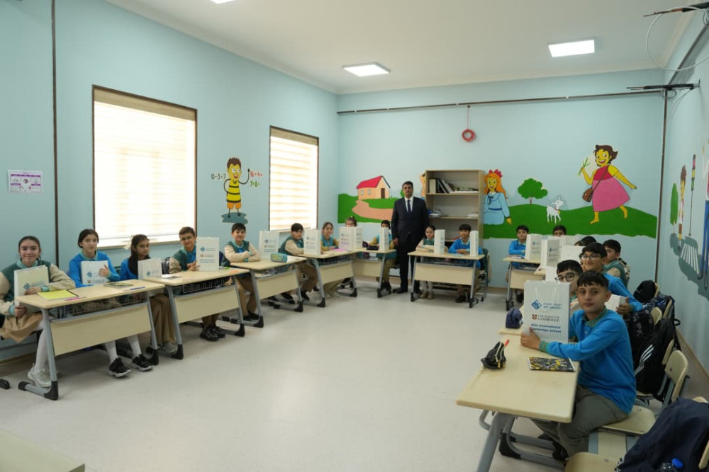 Naxçıvan Dövlət Universitetinin Beynəlxalq Kembric Məktəbinin müəllim və şagirdlərinə planşetlər təqdim olunub<font color=red> - FOTOLAR</font>