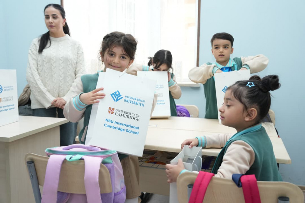 Naxçıvan Dövlət Universitetinin Beynəlxalq Kembric Məktəbinin müəllim və şagirdlərinə planşetlər təqdim olunub<font color=red> - FOTOLAR</font>