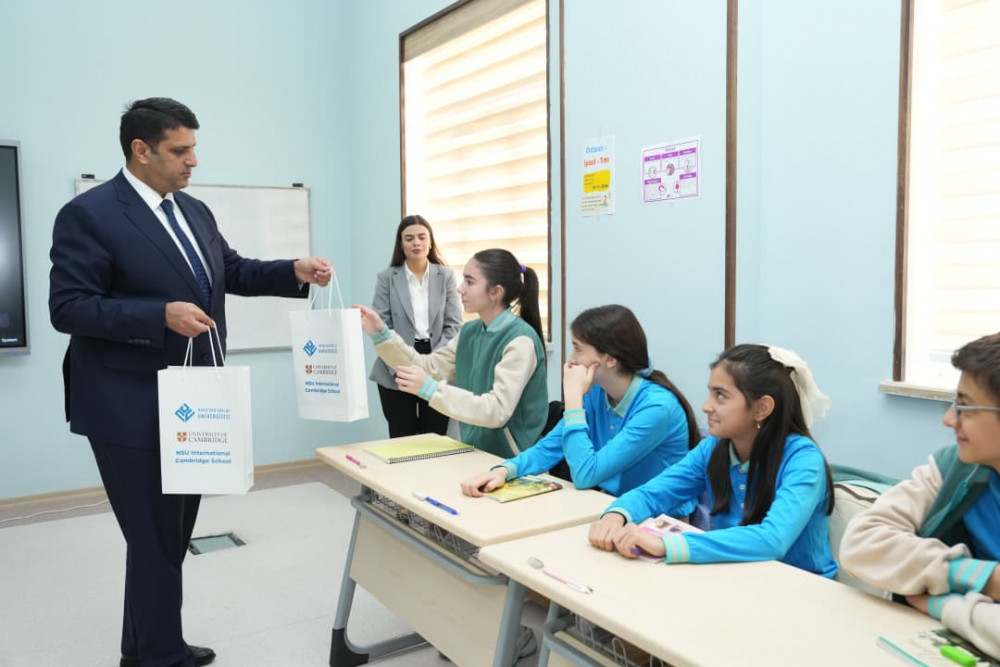 Naxçıvan Dövlət Universitetinin Beynəlxalq Kembric Məktəbinin müəllim və şagirdlərinə planşetlər təqdim olunub<font color=red> - FOTOLAR</font>