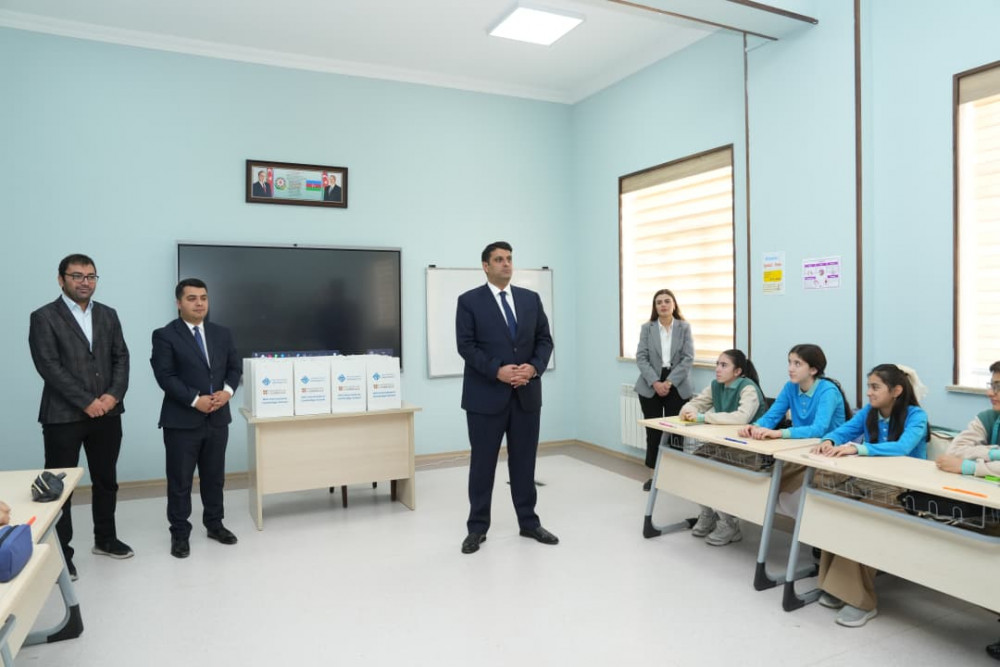 Naxçıvan Dövlət Universitetinin Beynəlxalq Kembric Məktəbinin müəllim və şagirdlərinə planşetlər təqdim olunub<font color=red> - FOTOLAR</font>