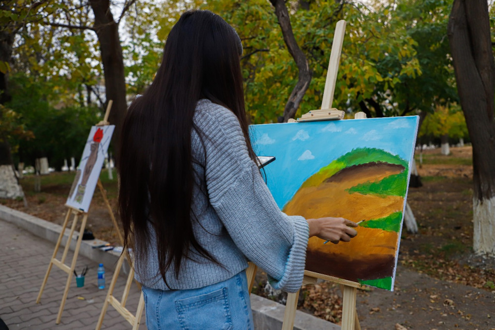 Tələbələr arasında rəsm müsabiqəsi keçirilib<font color=red> - FOTOLAR</font>