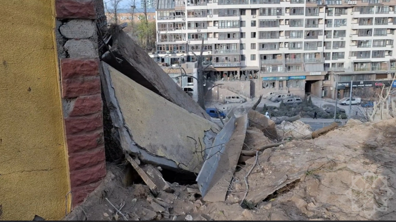 Kiyevə raket hücumu zamanı Azərbaycanın Ukraynadakı səfirliyinə ciddi ziyan dəyib<font color=red> - FOTOLAR</font>