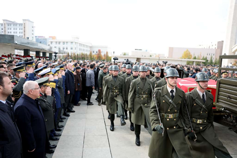 Türkiyə Hərbi Hava Qüvvələrinə məxsus təyyarədə həlak olanların dəfn mərasimində rəsmi şəxslər iştirak ediblər<font color=red> - FOTOLAR</font>
