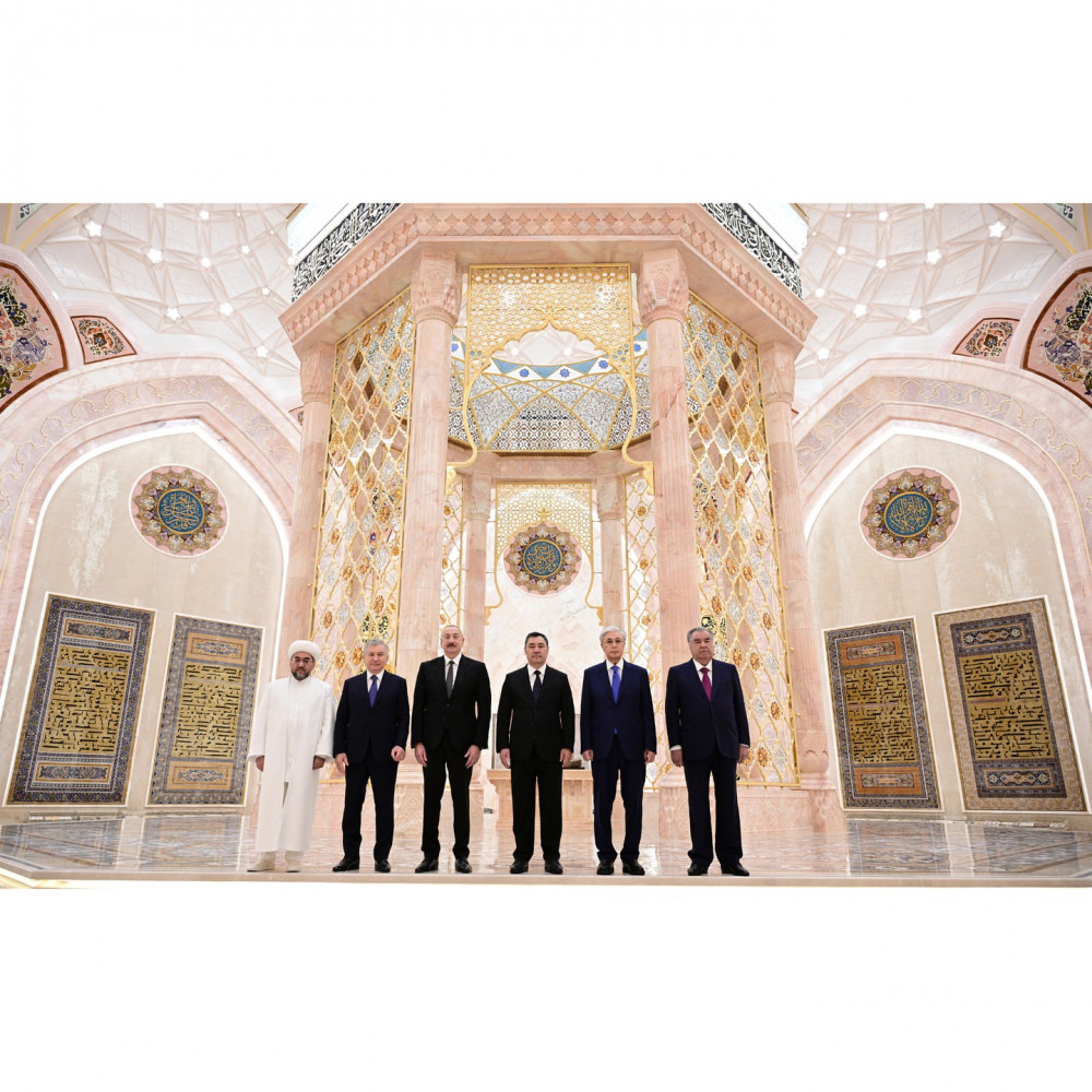 Prezident İlham Əliyev Daşkənddə İslam Sivilizasiyası Mərkəzi ilə tanış olub<font color=red> - FOTOLAR</font>