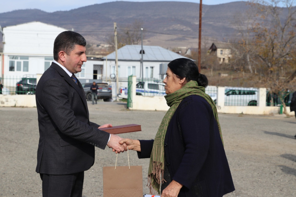 Xocalının Təzəbinə kəndinə çatan ailələrə evlərinin açarları təqdim olunub<font color=red> - FOTOLAR</font>