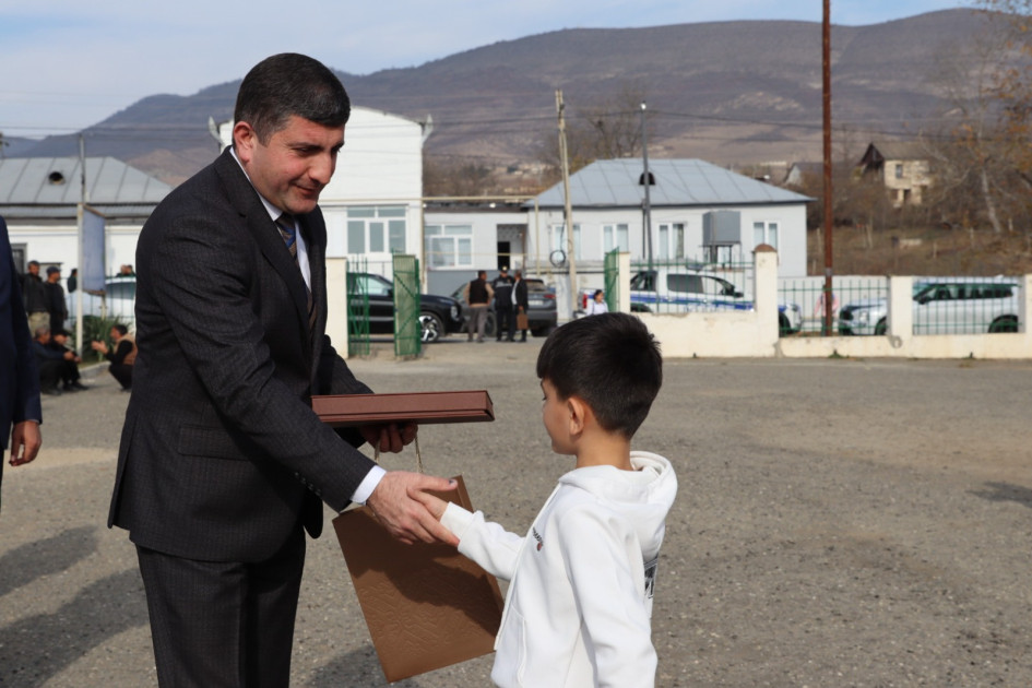 Xocalının Təzəbinə kəndinə çatan ailələrə evlərinin açarları təqdim olunub<font color=red> - FOTOLAR</font>