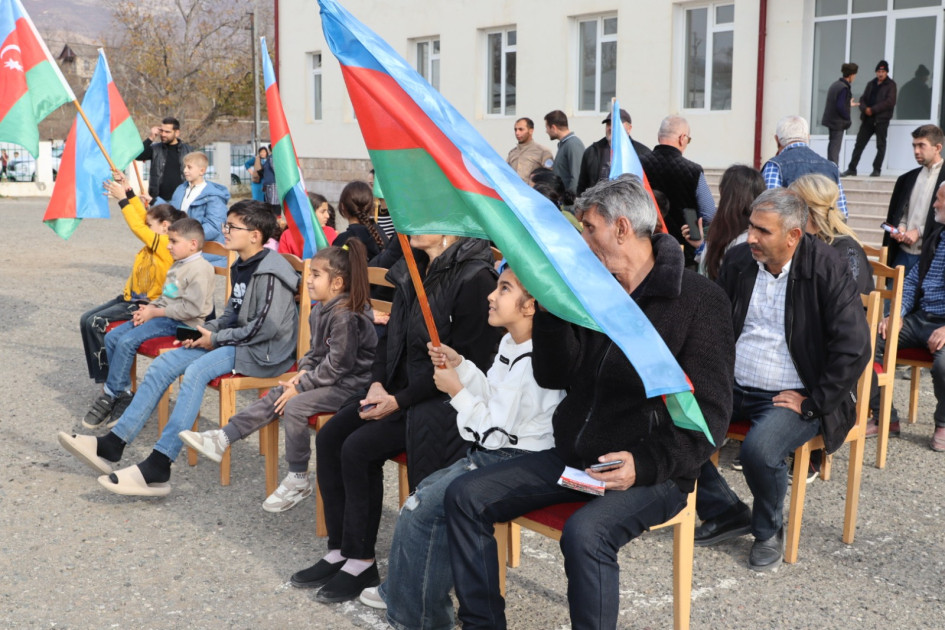 Xocalının Təzəbinə kəndinə çatan ailələrə evlərinin açarları təqdim olunub<font color=red> - FOTOLAR</font>