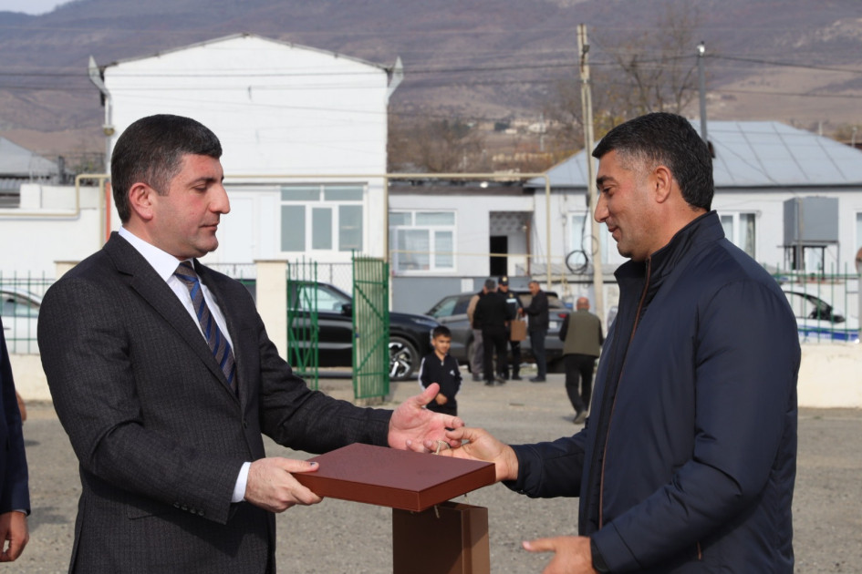 Xocalının Təzəbinə kəndinə çatan ailələrə evlərinin açarları təqdim olunub<font color=red> - FOTOLAR</font>