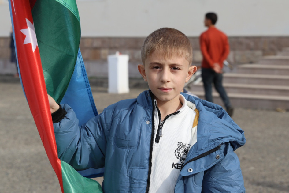 Xocalının Təzəbinə kəndinə çatan ailələrə evlərinin açarları təqdim olunub<font color=red> - FOTOLAR</font>