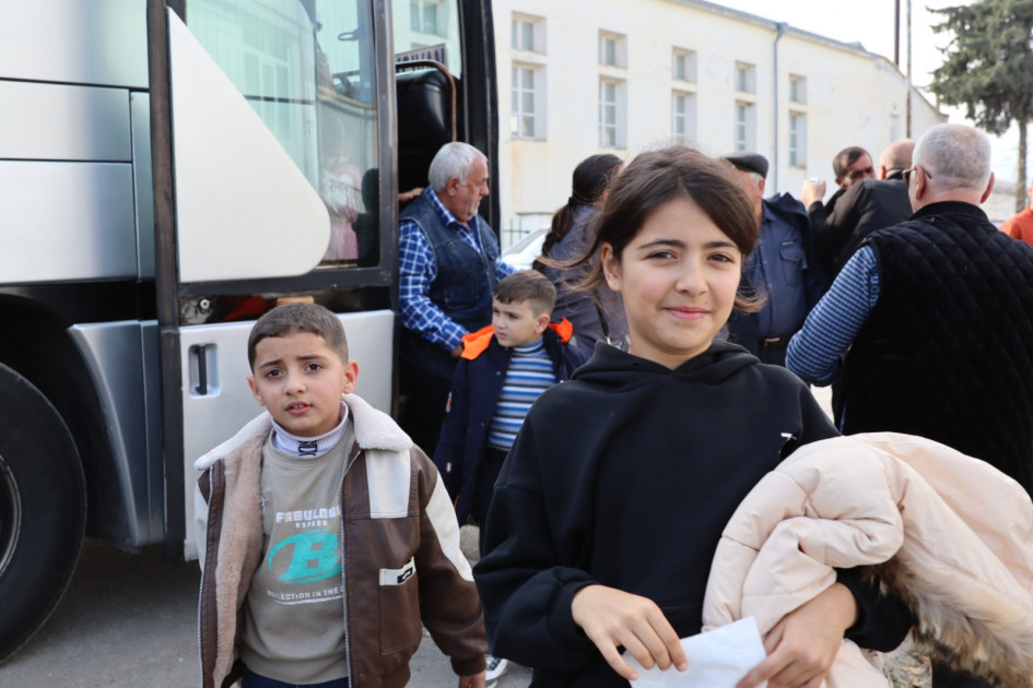 Xocalının Təzəbinə kəndinə çatan ailələrə evlərinin açarları təqdim olunub<font color=red> - FOTOLAR</font>