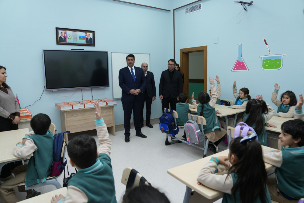 NDU-nun Beynəlxalq Kembric Məktəbinə  yeni dərsliklər təqdim olunub<font color=red> - FOTOLAR</font>