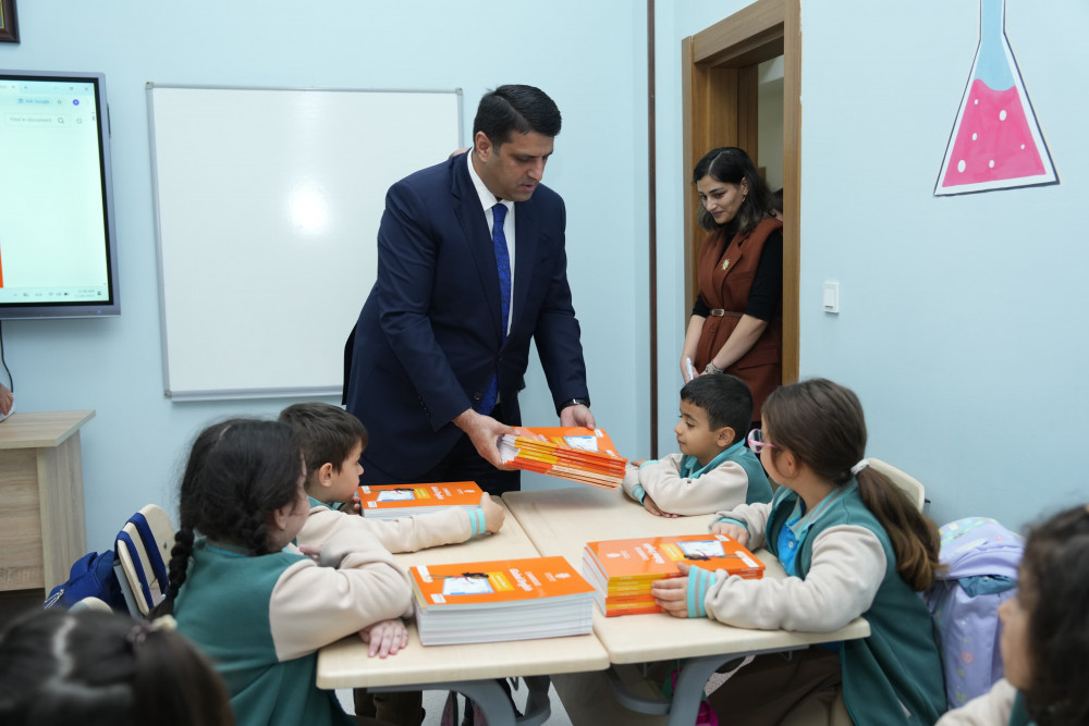 NDU-nun Beynəlxalq Kembric Məktəbinə  yeni dərsliklər təqdim olunub<font color=red> - FOTOLAR</font>