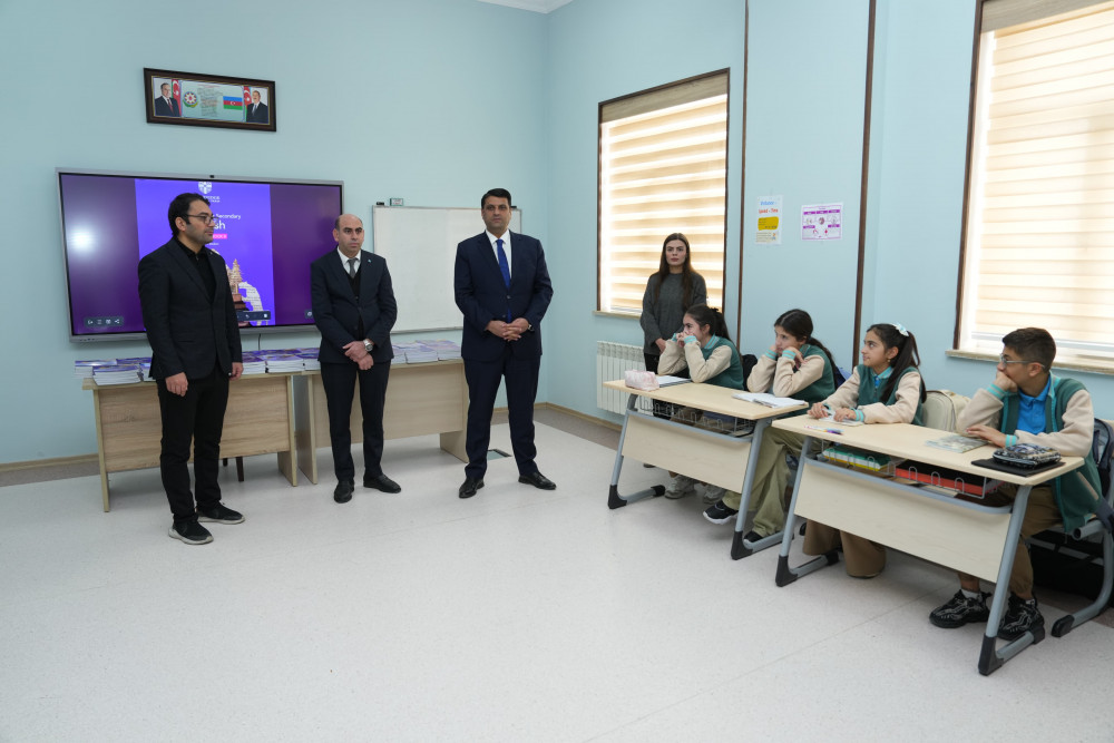 NDU-nun Beynəlxalq Kembric Məktəbinə  yeni dərsliklər təqdim olunub<font color=red> - FOTOLAR</font>