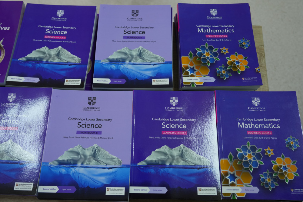 NDU-nun Beynəlxalq Kembric Məktəbinə  yeni dərsliklər təqdim olunub<font color=red> - FOTOLAR</font>