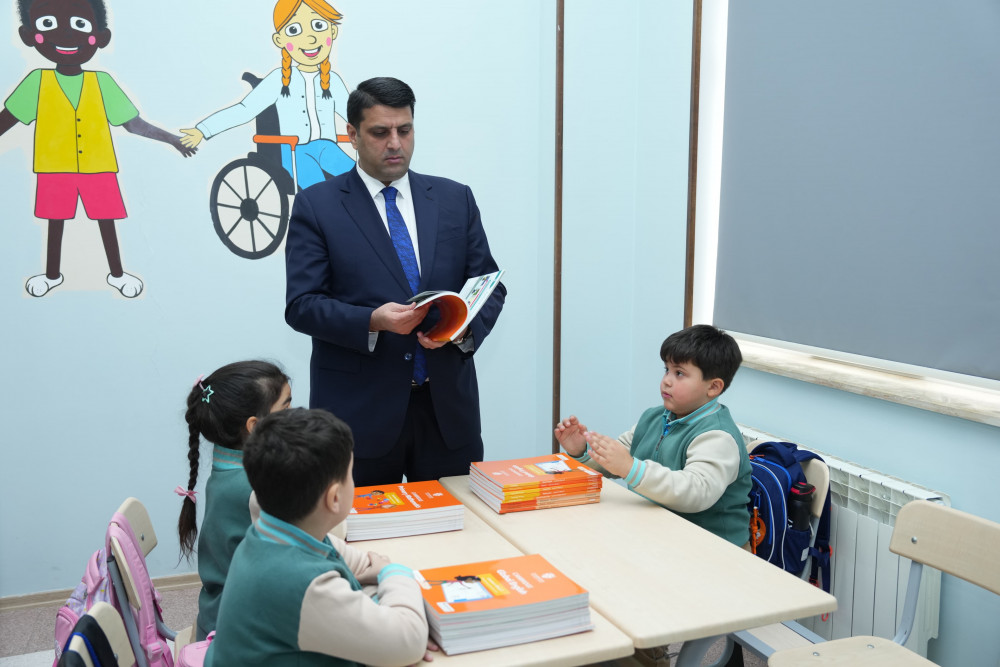 NDU-nun Beynəlxalq Kembric Məktəbinə  yeni dərsliklər təqdim olunub<font color=red> - FOTOLAR</font>