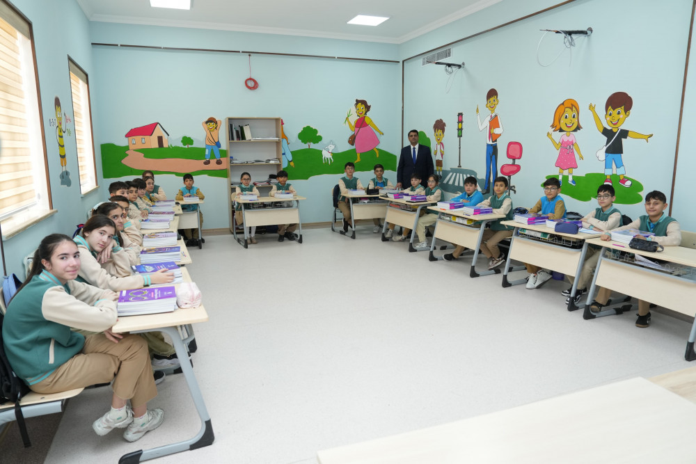 NDU-nun Beynəlxalq Kembric Məktəbinə  yeni dərsliklər təqdim olunub<font color=red> - FOTOLAR</font>