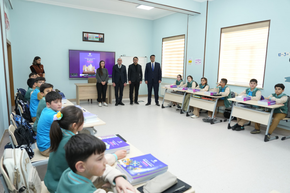 NDU-nun Beynəlxalq Kembric Məktəbinə  yeni dərsliklər təqdim olunub<font color=red> - FOTOLAR</font>