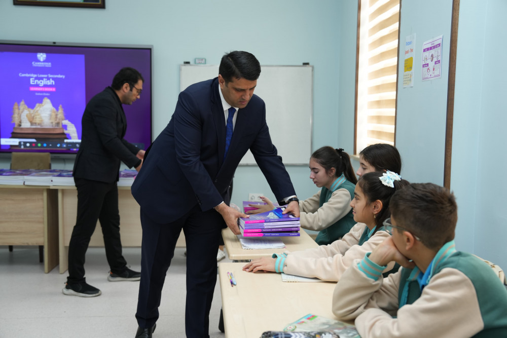 NDU-nun Beynəlxalq Kembric Məktəbinə  yeni dərsliklər təqdim olunub<font color=red> - FOTOLAR</font>