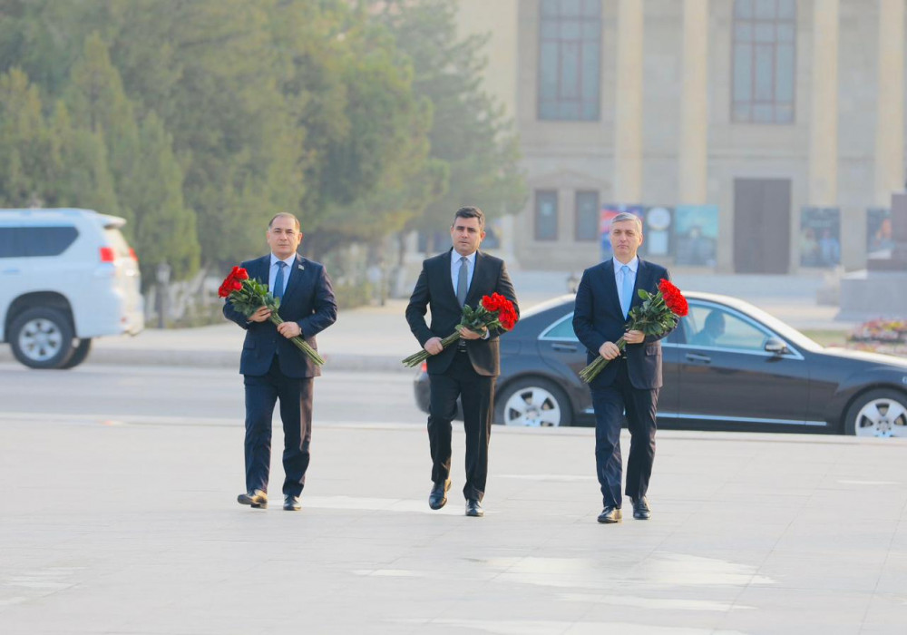Ümummilli Lider Heydər Əliyevin abidəsi ziyarət edilib<font color=red> - FOTOLAR</font>