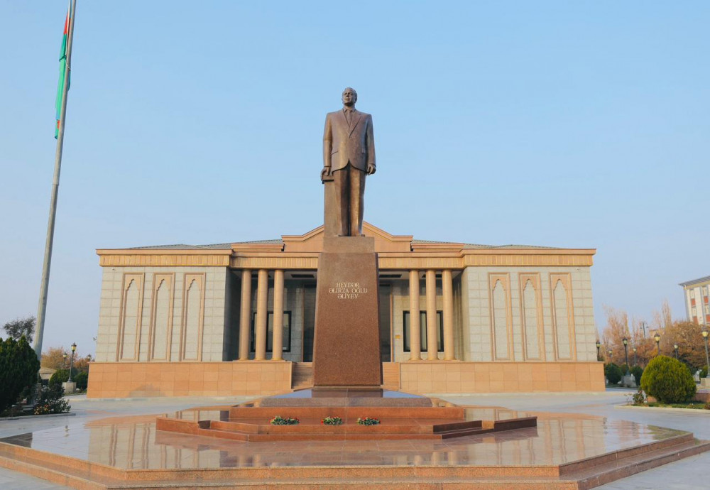 Ümummilli Lider Heydər Əliyevin abidəsi ziyarət edilib<font color=red> - FOTOLAR</font>