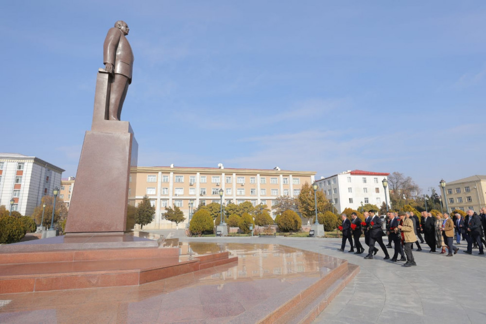 Yubiley tədbirinin iştirakçıları Ümummilli Liderin abidəsini ziyarət edib<font color=red> - FOTOLAR</font>