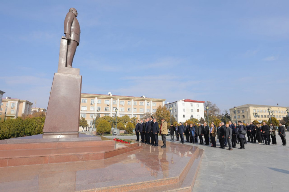Yubiley tədbirinin iştirakçıları Ümummilli Liderin abidəsini ziyarət edib<font color=red> - FOTOLAR</font>