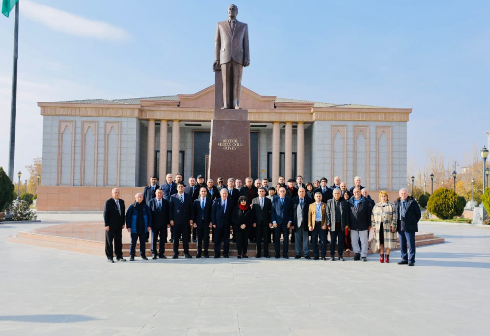 Yubiley tədbirinin iştirakçıları Ümummilli Liderin abidəsini ziyarət edib<font color=red> - FOTOLAR</font>