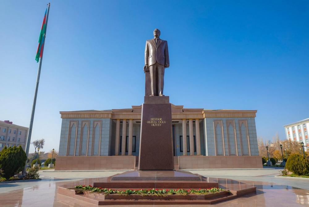 Yubiley tədbirinin iştirakçıları Ümummilli Liderin abidəsini ziyarət edib<font color=red> - FOTOLAR</font>