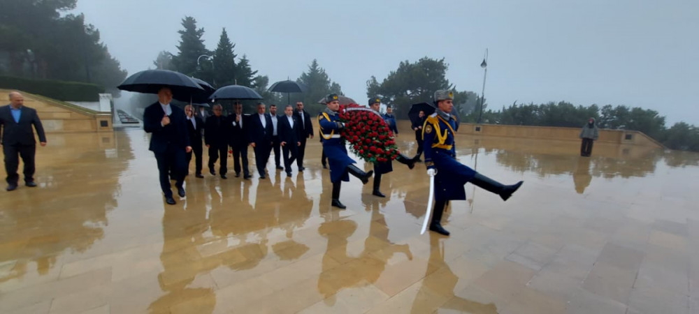 İranın xarici işlər naziri Bakıda şəhidlərin xatirəsini anıb<font color=red> - FOTOLAR</font>