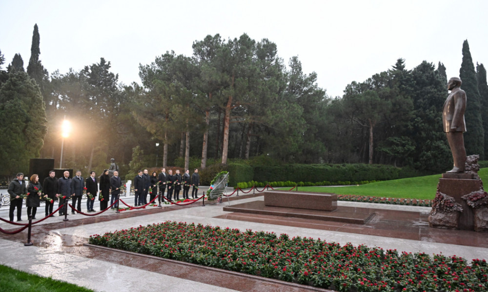 Naxçıvanın Bakıdakı daimi nümayəndəliyinin kollektivi Ulu Öndərin məzarını ziyarət edib <font color=red> - FOTOLAR</font>