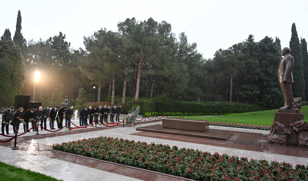 Naxçıvanın Bakıdakı daimi nümayəndəliyinin kollektivi Ulu Öndərin məzarını ziyarət edib <font color=red> - FOTOLAR</font>