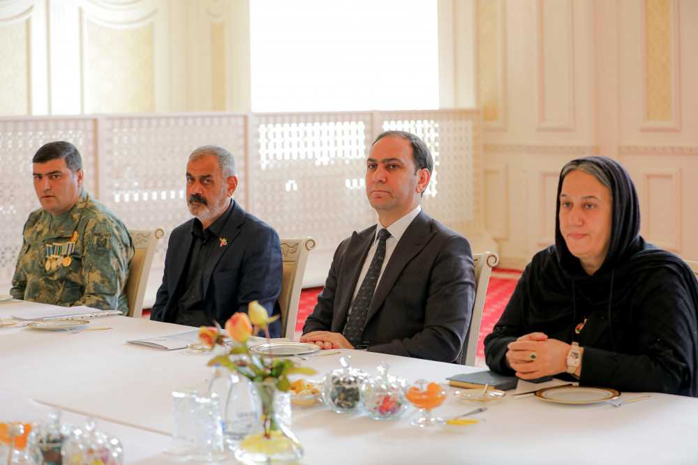 Səlahiyyətli nümayəndə şəhid ailələri üzvləri və qazilərlə görüşüb<font color=red> - FOTOLAR</font>