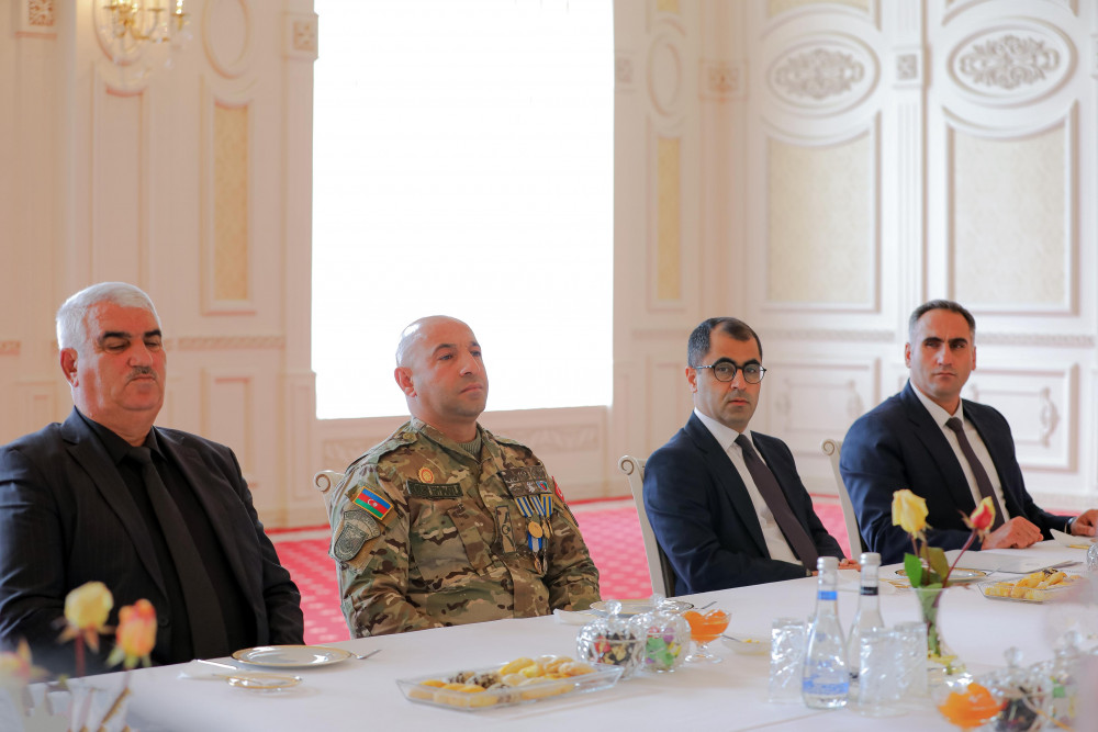 Səlahiyyətli nümayəndə şəhid ailələri üzvləri və qazilərlə görüşüb<font color=red> - FOTOLAR</font>