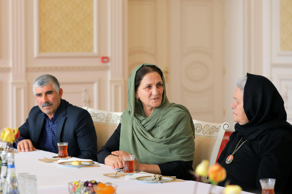 Səlahiyyətli nümayəndə şəhid ailələri üzvləri və qazilərlə görüşüb<font color=red> - FOTOLAR</font>