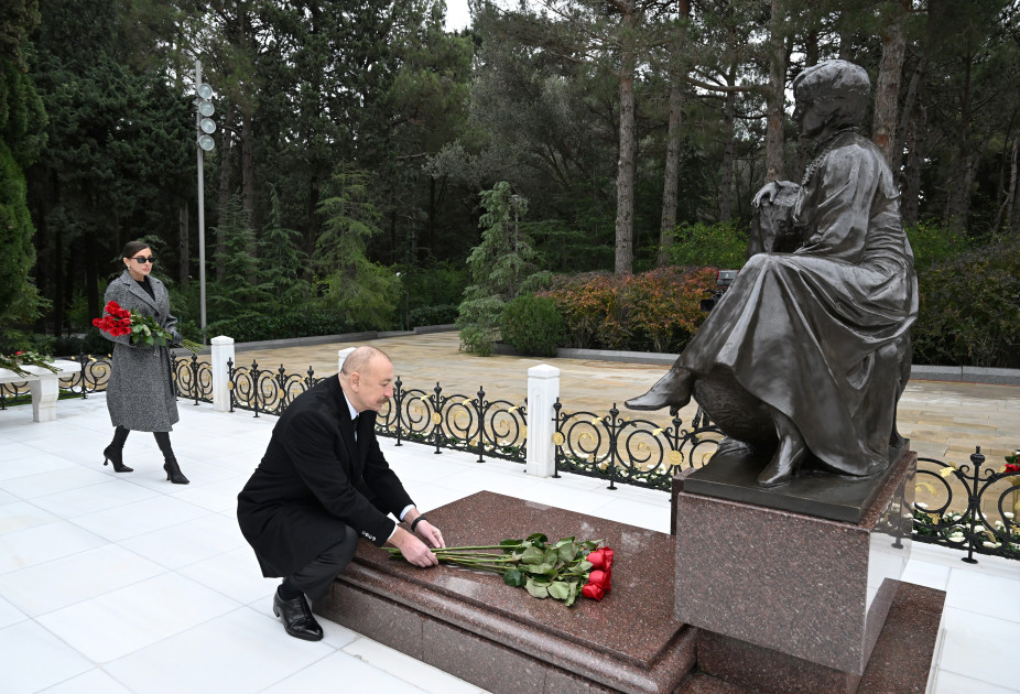 Prezident İlham Əliyev və birinci xanım Mehriban Əliyeva Ümummilli Lider Heydər Əliyevin məzarını ziyarət ediblər<font color=red> - FOTOLAR</font>