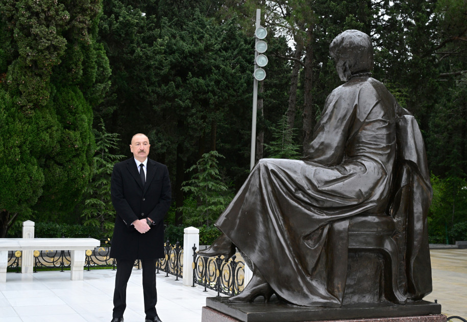 Prezident İlham Əliyev və birinci xanım Mehriban Əliyeva Ümummilli Lider Heydər Əliyevin məzarını ziyarət ediblər<font color=red> - FOTOLAR</font>