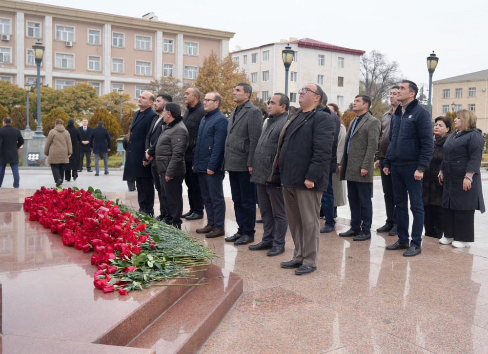Naxçıvan televiziyasının kollektivi Ulu Öndər Heydər Əliyevin abidəsini ziyarət edib <font color=red> - FOTOLAR</font>