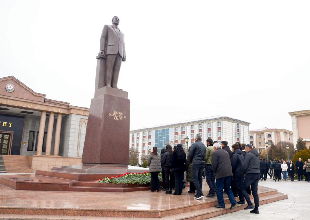 Naxçıvan televiziyasının kollektivi Ulu Öndər Heydər Əliyevin abidəsini ziyarət edib <font color=red> - FOTOLAR</font>