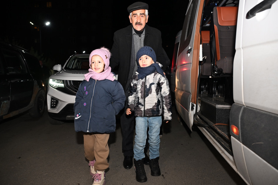 Laçın şəhərinə, Xocavənd rayonun Hadrut və Qırmızı Bazar qəsəbələrinə və Ağdamın Xıdırlı kəndinə köç karvanları yola salınıb<font color=red> - FOTOLAR</font>