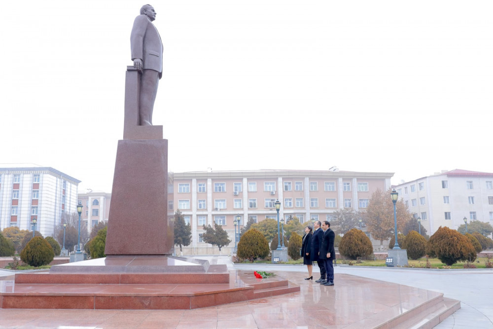 Ümummilli Liderin abidəsi və Heydər Əliyev muzeyi ziyarət olunub<font color=red> - FOTOLAR</font>