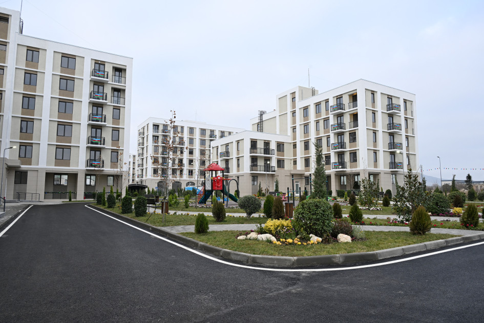 Prezident İlham Əliyev Ağdamda 2-ci yaşayış kompleksinin açılışında iştirak edib və buraya köçən sakinlərlə görüşüb<font color='red'> - YENİLƏNİB</font><font color=red> - FOTOLAR</font>