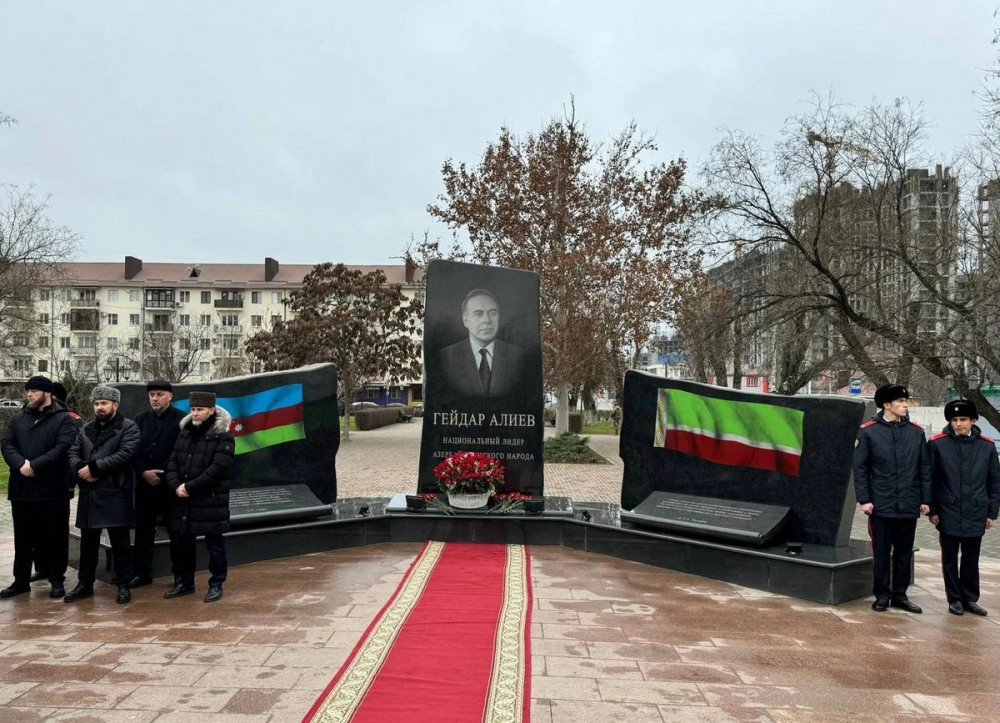 Qroznıda AZAL-ın təyyarə qəzası qurbanlarının xatirə lövhəsi açılıb<font color=red> - FOTOLAR</font>