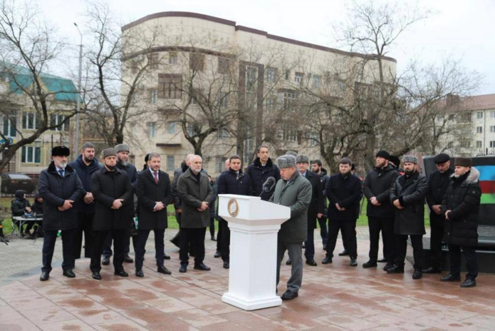 Qroznıda AZAL-ın təyyarə qəzası qurbanlarının xatirə lövhəsi açılıb<font color=red> - FOTOLAR</font>